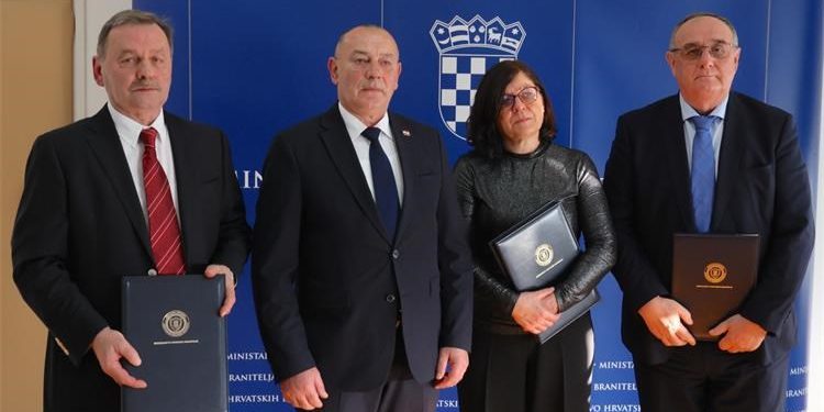 Ministar Medved dodijelio braniteljske zahvalnice za izniman doprinos u ekshumacijama, obradi i identifikaciji posmrtnih ostataka žrtava Domovinskog rata