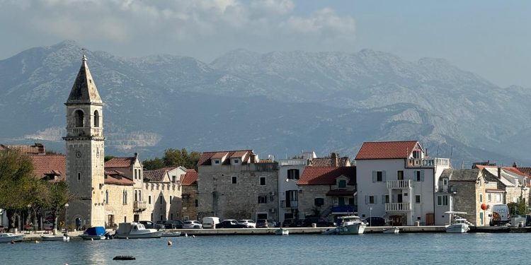 “MIR SE SVITU NAVIŠĆA – DOŠLI SMO VAN KOLENDATI” Kaštela se vraća u stara vremena i običaje kolendravanja po kućama