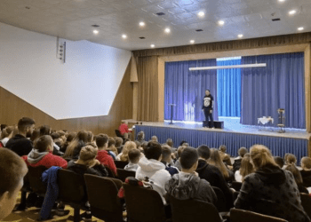 MJESEC BORBE PROTIV OVISNOSTI Predstava „Nedostajem sama sebi“ pred publikom u Marini