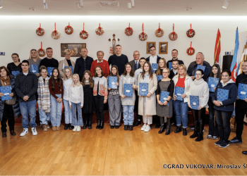 Grad Vukovar dodijelio nagrade za izvrsnost učenicima i njihovim mentorima te izvrsnim studentima