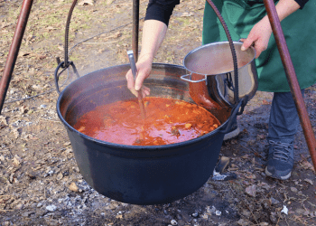 Tradicionalna podjela fiš paprikaša i ove godine na Badnjak u dvorištu Stare pekare u organizaciji Grada Osijeka