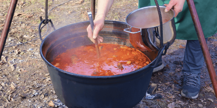 Tradicionalna podjela fiš paprikaša i ove godine na Badnjak u dvorištu Stare pekare u organizaciji Grada Osijeka