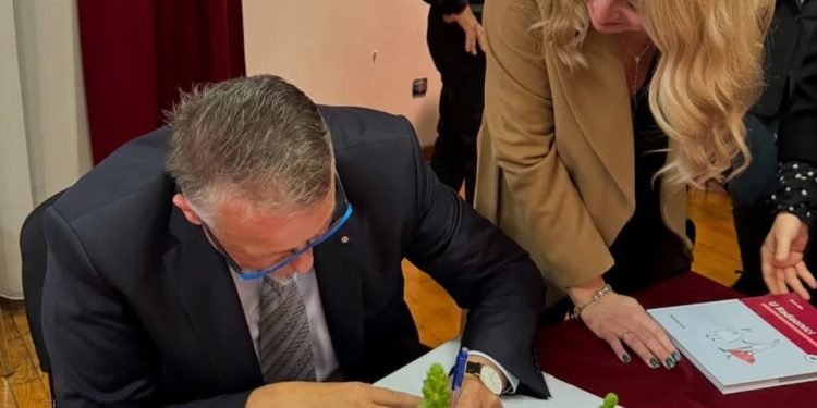 MOBITELIMA NIJE MJESTO U RAĐAONICI U Splitu predstavljen sveučilišni udžbenik “U rađaonici”