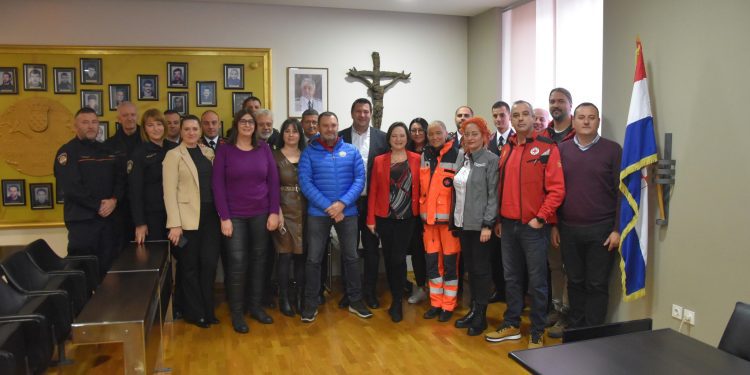 Na predblagdanskom prijemu kod gradonačelnika Kaštela žurne službe s područja grada