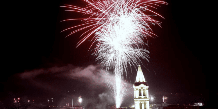 Sinjani dočekali 2025. na Trgu dr. Franje Tuđmana