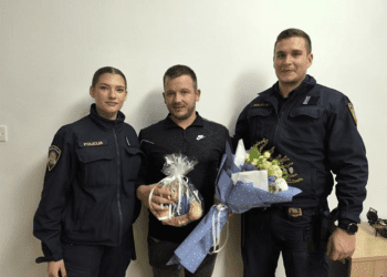 NAJLJEPŠE SU ŽIVOTNE PRIČE Trogirski policajci pomogli trudnici doći do rodilišta, a onda Luki poklonili medvjedića za sjećanje