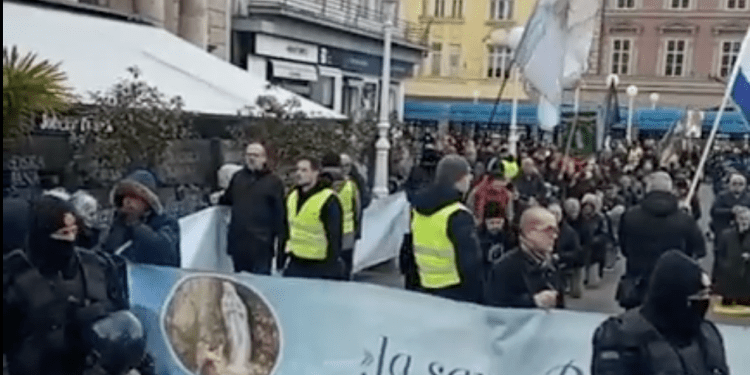 (VIDEO) Napetosti na Trgu: Policija spriječila sukob molitelja i prosvjednika. Među moliteljima bio i novinar Darko Pavičić