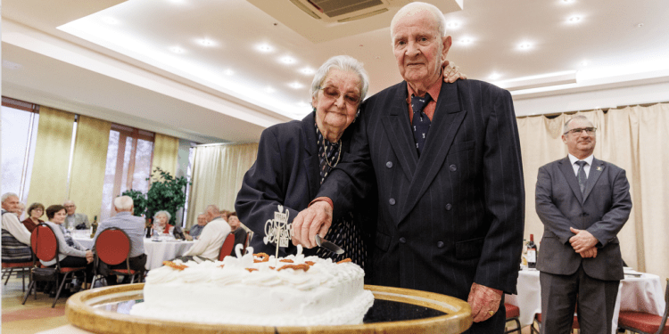 (FOTO) Zlatna ljubav: Vukovarski parovi s 50+ godina braka proslavili Valentinovo uz pjesmu i ples