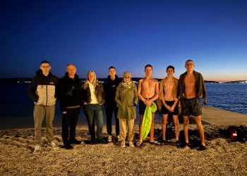 Turisti iz Poljske otvorili sezonu kupanja u Kaštelima