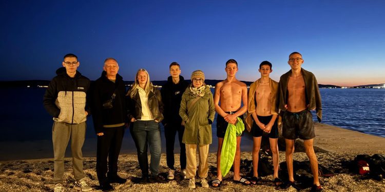Turisti iz Poljske otvorili sezonu kupanja u Kaštelima
