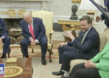 Smijeh u Ovalnom uredu: Trump ostao impresioniran čarapama J. D. Vancija