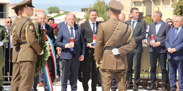 Medved pojasnio izjavu o ulaznicama za Thompsonov koncert: Ministarstvo neće kupovati ni dijeliti karte