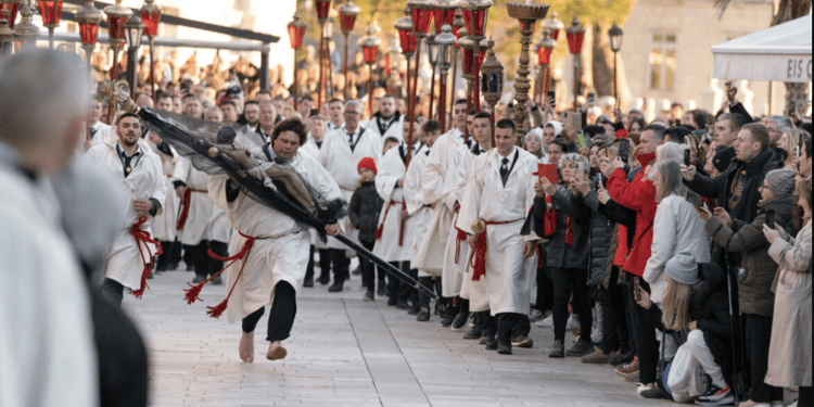 Noć kada otok diše srcem: Tajna procesije „Za križen”
