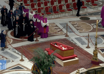 (VIDEO) Kad pravila utihnu: Oproštaj časne sestre Geneviève od pape Franje