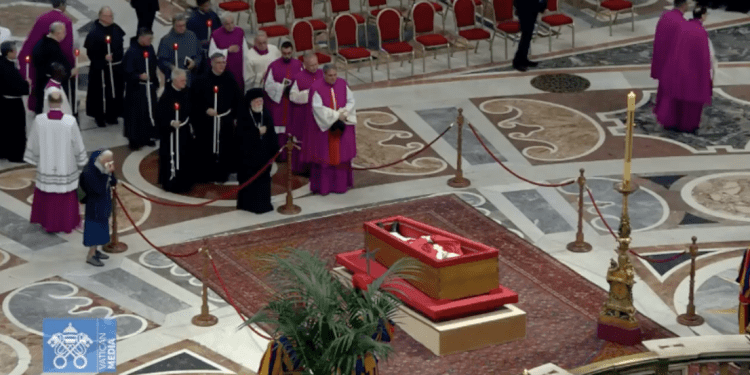 (VIDEO) Kad pravila utihnu: Oproštaj časne sestre Geneviève od pape Franje