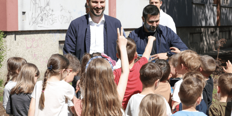 Gradonačelnik Radić obišao obnovljeno dječje igralište u naselju Stanka Vraza