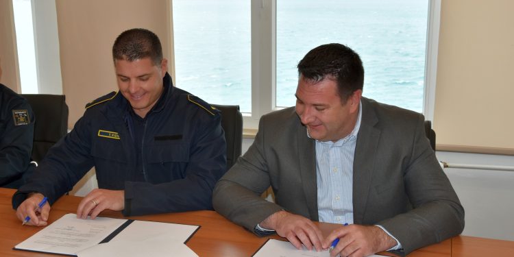 (FOTO) Grad Kaštela i Vatrogasna zajednica unapređuju protupožarnu spremnost –  Potpisani ugovori za nova vatrogasna vozila