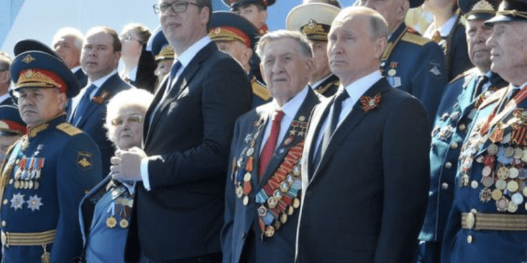 Vučić na Putinovoj paradi: Prkos Zapadu ili opasna igra?