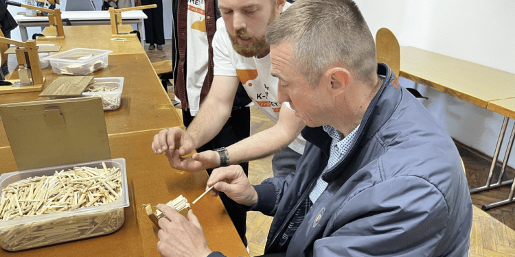 Ekološka inovacija i inkluzija: Vukovarski leptirići započeli proizvodnju K-LUMET drvenih potpala i otvorili nova radna mjesta za mlade s invaliditetom