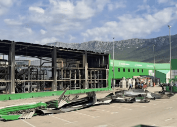 (VIDEO) UZROK POŽARA JOŠ NEPOZNAT Pevex u Kaštel Sućurcu pretrpio veliku štetu, prodajni prostor spašen