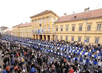 (FOTO) Veliki ispraćaj maturanata u Osječko-baranjskoj županiji: Quadrilla i milenijska fotografija u čast Pape Franje