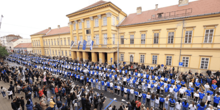(FOTO) Veliki ispraćaj maturanata u Osječko-baranjskoj županiji: Quadrilla i milenijska fotografija u čast Pape Franje