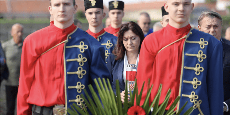 Dostojanstveno obilježen Dan državnosti u Osijeku: Županija i Grad odali počast poginulima