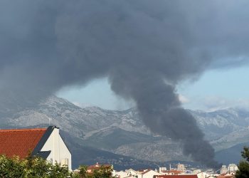 Požar u skladištu Pevex-a u Kaštel Sućurcu: Gusti dim nad Kaštelima, vatrogasci na terenu
