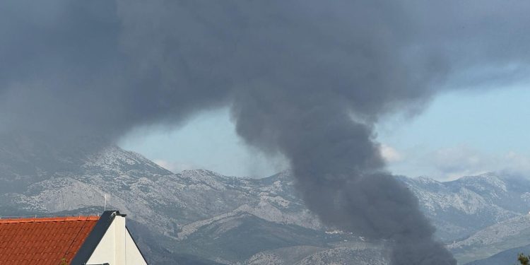 Požar u skladištu Pevex-a u Kaštel Sućurcu: Gusti dim nad Kaštelima, vatrogasci na terenu