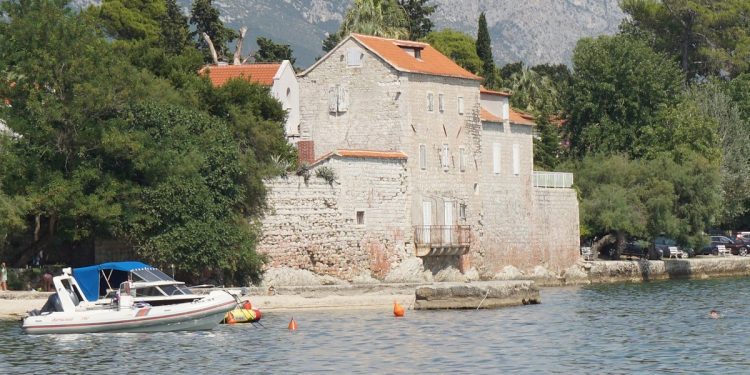 Nasilje nad maloljetnikom u Kaštel Lukšiću: Počinitelj pod istragom, mještani još u šoku