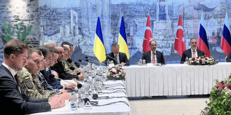 Ukrajinci i Rusi u Istanbulu: Pregovori u sjeni žestokih napada i novih zahtjeva