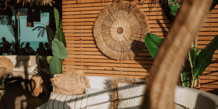 Ljeto u znaku luksuza, adrenalina i autentičnog Mediterana: Beach Bar & Club de Madera na Divuljama