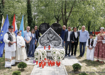 SLOMLJENO SRCE VUKOVARA Otkriveno spomen-obilježje u čast poginuloj djeci Domovinskog rata