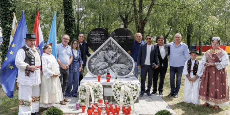 SLOMLJENO SRCE VUKOVARA Otkriveno spomen-obilježje u čast poginuloj djeci Domovinskog rata