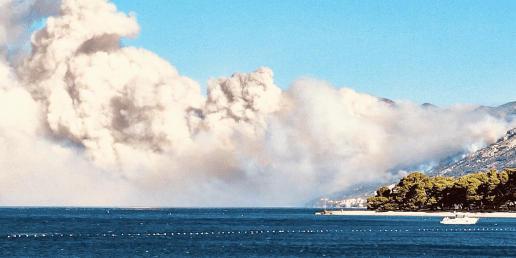 Drama između Omiša i Makarske: Vatrena stihija, evakuacije i sumnje na podmetanje