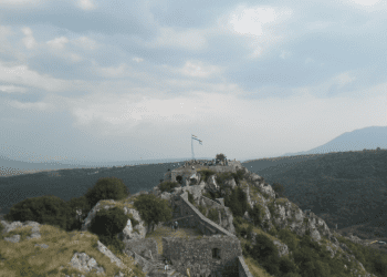 Tko je i zašto ukrao hrvatsku zastavu s kninske tvrđave?