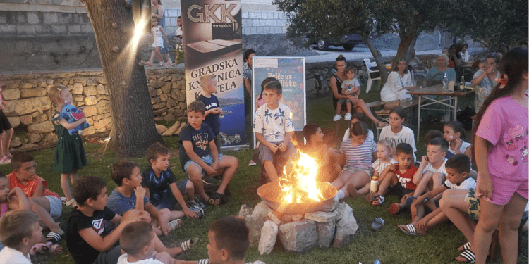 Povratak pričama i igrama pod krošnjama: “Priče uz ognjište” oduševile Kaštela