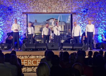 Tomislav Bralić i Klapa Intrade održali  sjajan koncert u Međugorju: Hercegovačka publika u rasprodanom amfiteatru pokazala koliko ih voli!