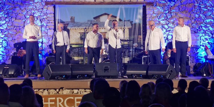 Tomislav Bralić i Klapa Intrade održali  sjajan koncert u Međugorju: Hercegovačka publika u rasprodanom amfiteatru pokazala koliko ih voli!