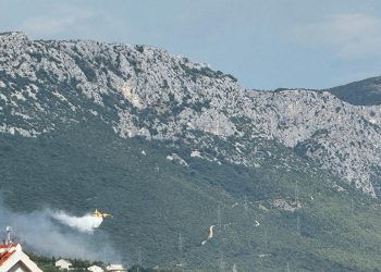 Požar iznad Kaštel Sućurca: Aktivirane zračne snage, vatra prijeti kućama