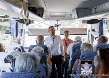 VUKOVARSKI UMIROVLJENICI ZAPOČELI LJETNU AVANTURU Na jednodnevni izlet putnike ispratili ih gradonačelnik i zamjenik