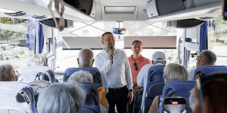 VUKOVARSKI UMIROVLJENICI ZAPOČELI LJETNU AVANTURU Na jednodnevni izlet putnike ispratili ih gradonačelnik i zamjenik