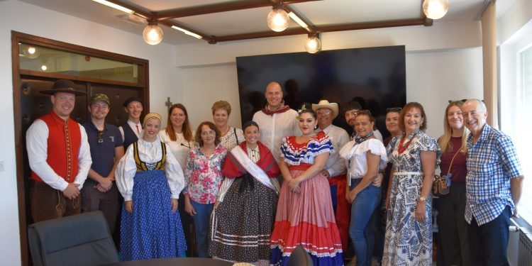 Kaštela u znaku folklora: Srdačan prijem gostujućih skupina na 23. Međunarodnom festivalu “Za jubav tance igraše”