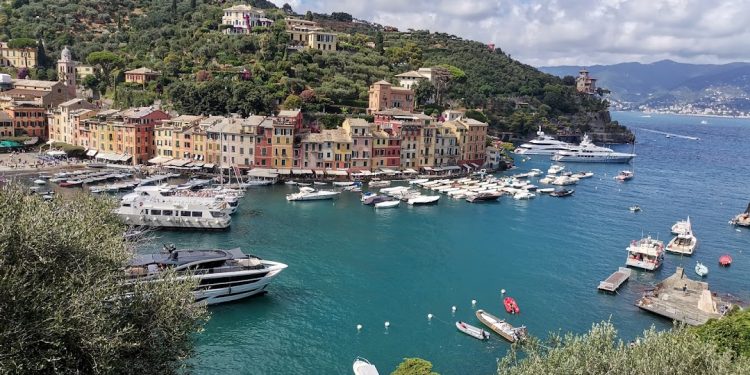 Italija uvodi stroge kazne turistima: Nema više bosih nogu i alkohola na javnim mjestima Portofina