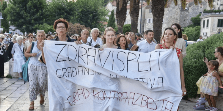 Tisuću Splićana u prosvjedu protiv Moby Dree: “Ne vjerujemo dok azbest ne otplovi!”