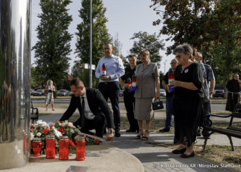Vukovar i Udruga Vukovarske majke obilježili Međunarodni dan nestalih: Položen vijenac i upaljene svijeće za 332 još uvijek nestale osobe iz Domovinskog rata