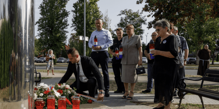 Vukovar i Udruga Vukovarske majke obilježili Međunarodni dan nestalih: Položen vijenac i upaljene svijeće za 332 još uvijek nestale osobe iz Domovinskog rata
