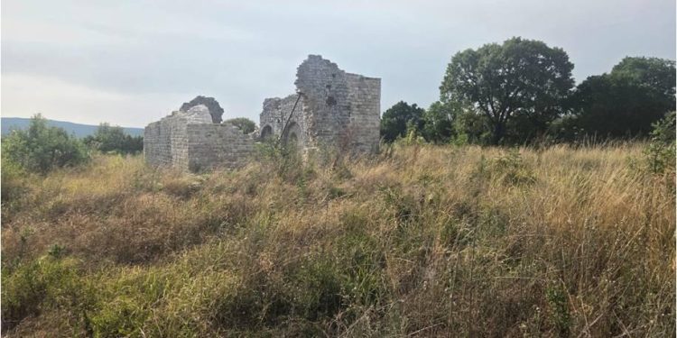 POTRESNA ISTINA O CRKVI SV. MARKA U DONJEM KARINU: Kulturno dobro u ruševinama, opljačkano i zaboravljeno – Tko je odgovoran?