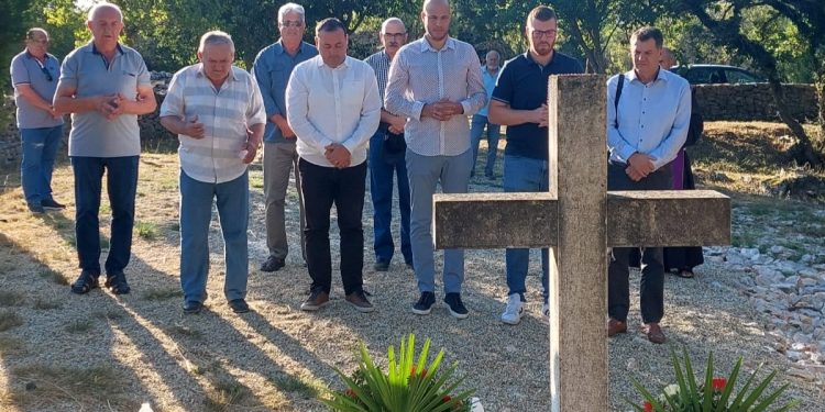 KAŠTELA SE PRISJETILA ŽRTAVA TOTALITARNIH REŽIMA: Cvijeće i svijeće za nevine u Kevinoj jami