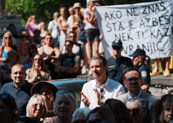 SPLIĆANI NA NOGAMA ZBOG “BOBY DREE” – BRODA KRCATOG AZBESTOM Brod mora vanka, viču prosvjednici